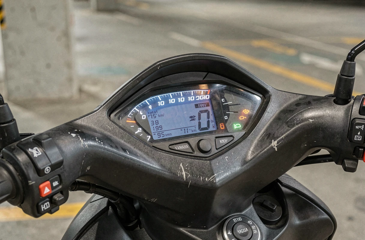 Gros plan du tableau de bord du Yamaha XMAX 125 affichant la vitesse maximale atteinte après rodage complet